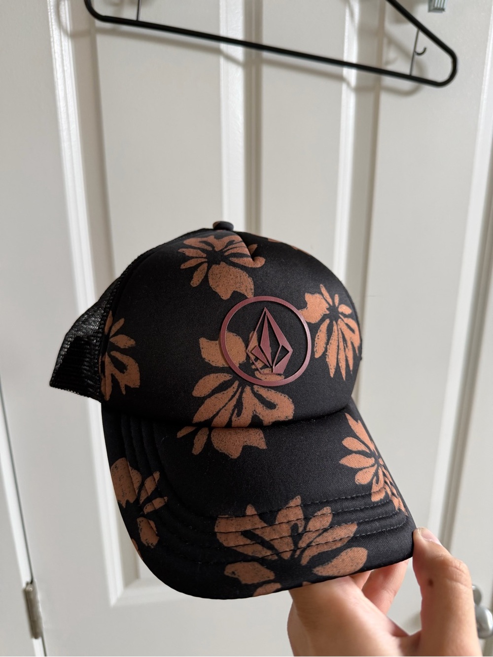 Volcom snap back hat new